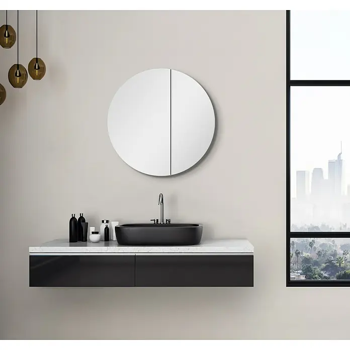 DSK Spiegelschrank Round - Aluminium, Silber - Badezimmer mit rundem Spiegel über einem schwarzen Waschtisch mit Marmorplatte und Blick auf die Stadt.