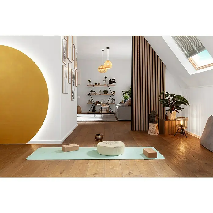 SCHÖNER WOHNEN-Farbe Mix Farbeffektputz Metall-Optik Effektfarbe zum Mischen lassen - Basismischfarbe-Gold, Glänzend, 1 l - Einladender Raum mit einer hellblauen Yogamatte, zwei Blöcken und einem Meditationskissen auf einem warmen Holzboden.