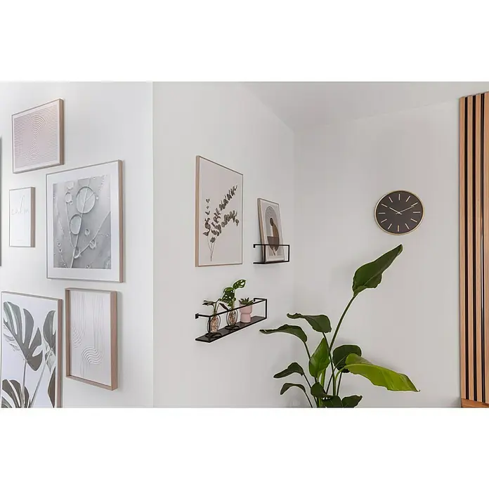 Reinders Bild Slim Frame WoodEucalyptus, B x H: 40 x 50 cm - Wanddekoration mit verschiedenen gerahmten Bildern, Regalen und einer Uhr, die eine stilvolle und moderne Raumatmosphäre schaffen.