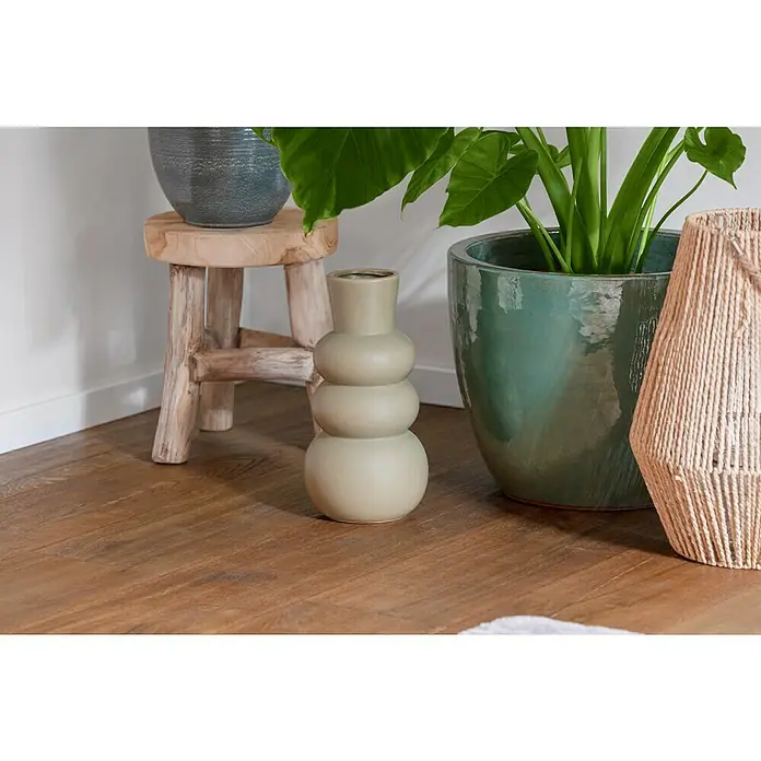 Vase - Ø x H: 15 x 25 cm, Keramik, Pastellgrün - Dekorative, bauchige Vase in Beige neben einem Holzhocker und einem grünen Topf mit Pflanze.