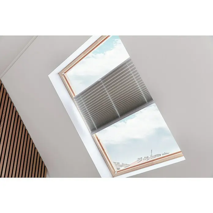 SCHÖNER WOHNEN-Farbe Wandfarbe Designfarbe - Leichtes Leinenbeige, Matt, 2,5 l, Konservierungsmittelfrei - Dachfenster mit geschlossenem Rollo und Blick auf den blauen Himmel. Das Rollo sorgt für angenehmes Licht im Raum.