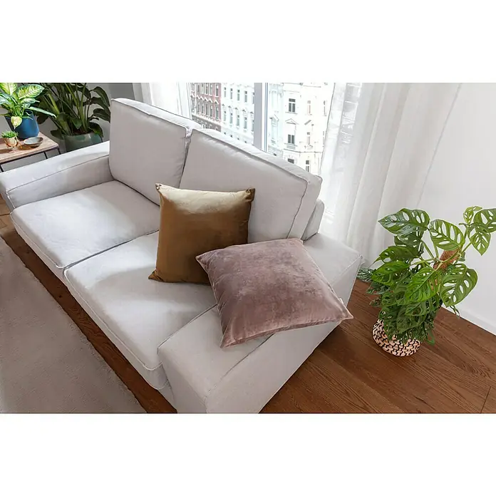 Kissen Sky - Driftwood, 45 x 45 cm, 100 % Polyester - Modernes graues Sofa mit stilvollen Kissen in Gold und Lila, ergänzt durch eine Zimmerpflanze. Gemütliches Ambiente für Ihr Wohnzimmer.