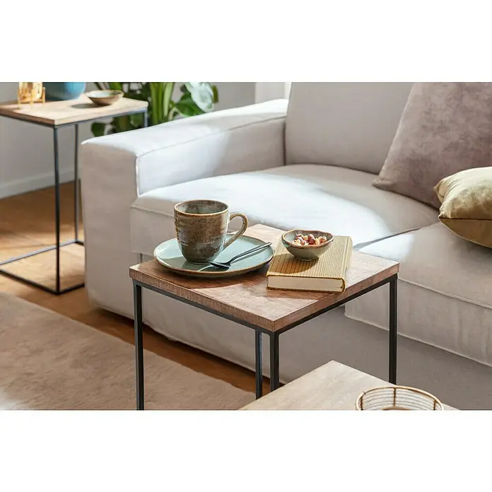 Schale TaboØ x H: 11,5 x 3,5 cm, Grün - Nahaufnahme eines Wohnzimmers mit einem Couchtisch, auf dem sich eine Tasse, eine Untertasse, ein Löffel, eine Schale Nüsse und ein Buch befinden.