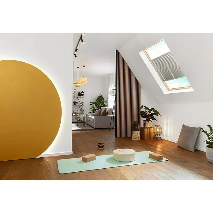 SCHÖNER WOHNEN-Farbe Wandfarbe Designfarbe - Leichtes Leinenbeige, Matt, 2,5 l, Konservierungsmittelfrei - Einladendes Zimmer mit Yogamatte, Meditationskissen und gelbem Kreis an der Wand. Helle, freundliche Atmosphäre zum Entspannen und Wohlfühlen.
