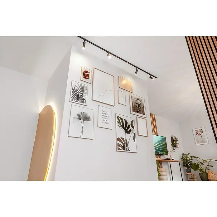 SCHÖNER WOHNEN-Farbe Wandfarbe Designfarbe - Leichtes Leinenbeige, Matt, 2,5 l, Konservierungsmittelfrei - Wanddekoration mit gerahmten Kunstdrucken und stilvoller Beleuchtung, die eine moderne und elegante Atmosphäre schafft.