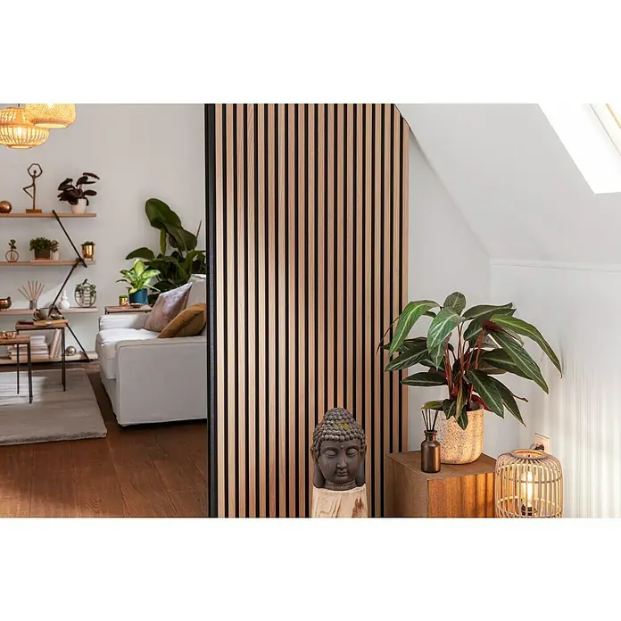FibroTech Akustikpaneel Premium - Light Oak, 2.440 x 605 x 22 mm - Einladender Wohnraum mit einer eleganten Akustikpaneelwand aus hellem Holz, die dem Raum Wärme und Stil verleiht und gleichzeitig den Schallschutz verbessert.