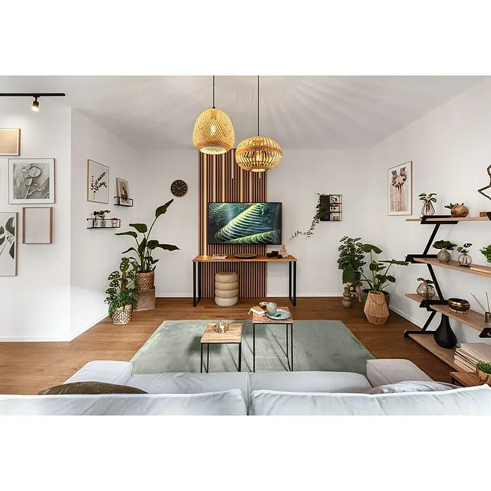 Reinders Bild Slim Frame Wood - Eucalyptus, B x H: 40 x 50 cm - Wohnzimmer mit hellen Holzböden, einem grünen Teppich, einer weißen Couch und zwei dekorativen Hängelampen aus Rattan.