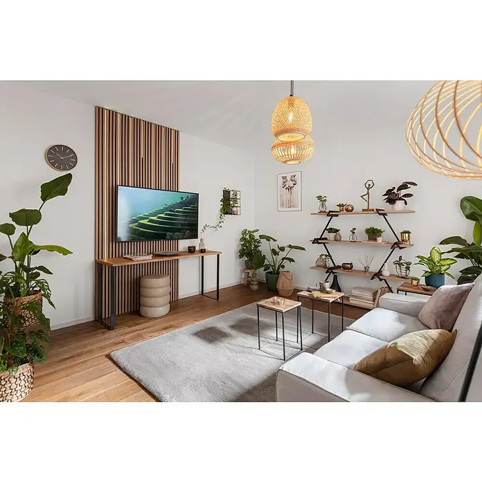 Beistelltisch Magnesium - Ø x H: 38 x 48 cm, Hellbraun - Wohnzimmer mit TV-Wandpaneel aus Holzlatten, das eine moderne und natürliche Ästhetik bietet.
