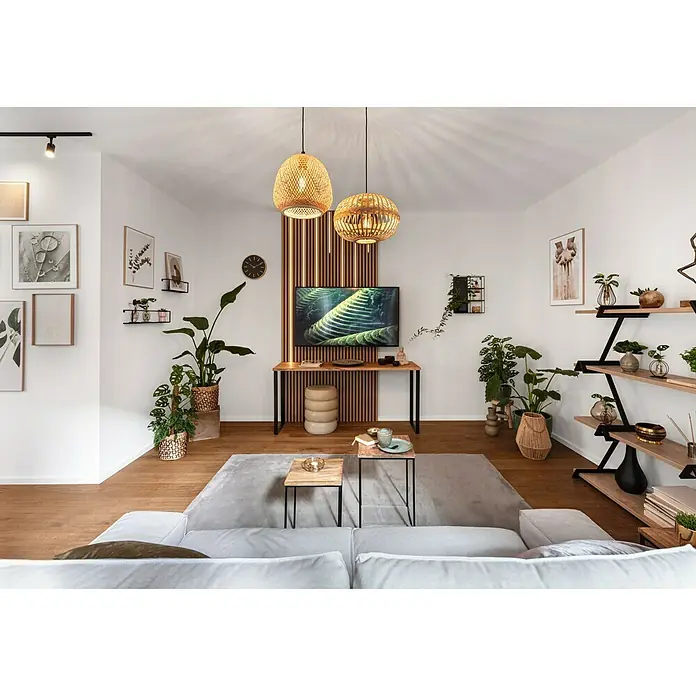 Rei Möbelfuß Strong - L x B x H: 4 x 38,5 x 71 cm, Traglast: 250 kg, Stahl, Schwarz - Wohnzimmer mit hellem Sofa, Holzboden und Pflanzen. Zwei hängende Lampen aus Rattan setzen natürliche Akzente im Raumdesign.