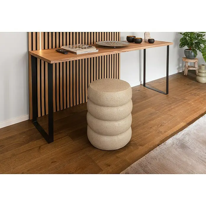 Beistelltisch Magnesium - Ø x H: 38 x 48 cm, Hellbraun - Das Bild zeigt einen stilvollen Hocker mit mehreren runden Elementen und einer Tischkonsole aus Holz mit dunklem Metallgestell, arrangiert in einem modernen Raum.