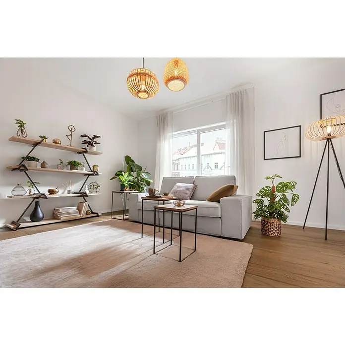 Korb Wasserhyazinthe - 1 Stk., Ø x H: 38 x 38 cm, Natur/Schwarz - Wohnzimmer mit hellem Sofa, Regalen, Zimmerpflanzen, zwei Pendelleuchten und einem beigen Teppich, das eine gemütliche Atmosphäre schafft.