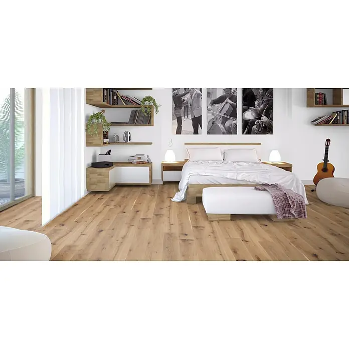 Parkettmuster Eiche Wien - 300 x 190 x 14 mm, Landhausdiele - Schlafzimmer mit Holzboden und weißem Bett mit Nachttischen. An der Wand hängen Bilder und Regale.