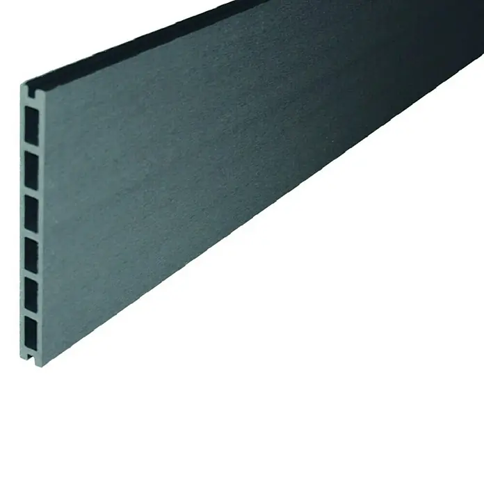 T & J Sichtschutzelement GotlandL x B x H: 200 x 1.795 x 20 mm, WPC, Schiefergrau - Ein einzelnes, graues Terrassendiele Profil mit Hohlkammern, ideal für den modernen Außenbereich. Die glatte Oberfläche sorgt für ein ansprechendes Erscheinungsbild.