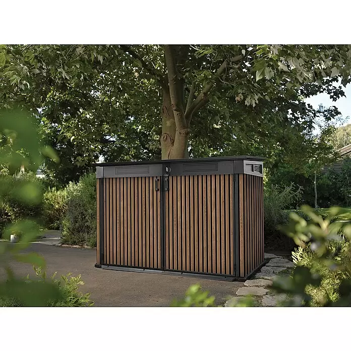 Keter Truhe Signature Venetian Grande Store - L x B x H: 109,3 x 190,5 x 132 cm, Braun - Moderne Gartenaufbewahrungsbox mit hellen Holzlamellentüren und dunklem Rahmen, unter einem Baum im Garten.