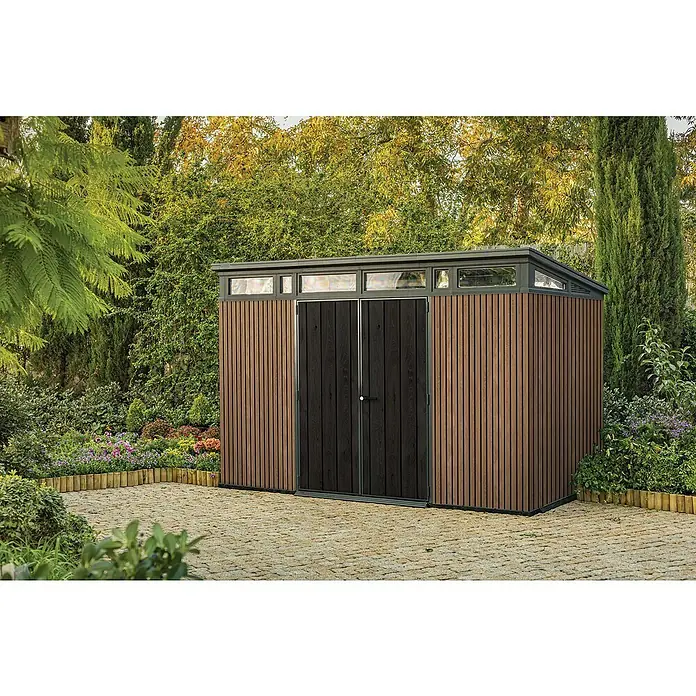 Keter Gerätehaus Signature Venetian Pent 11x7Außenmaß inkl. Dachüberstand (B x T): 340 x 218 cm, Kunststoff, Braun, 7,4 m² - Gartenschuppen mit Holzverkleidung und Doppeltür in einem üppigen Garten.