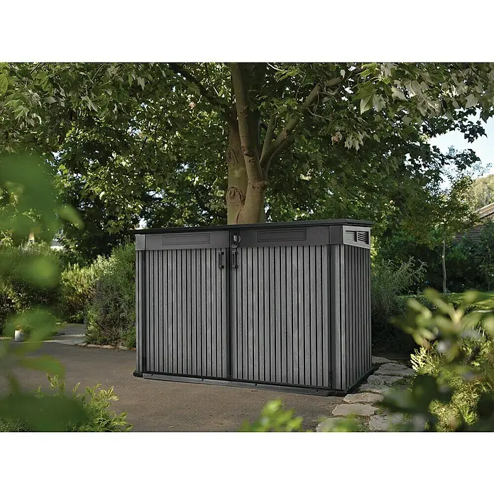 Keter Truhe Signature Venetian Grande StoreL x B x H: 109,3 x 190,5 x 132 cm, Grau - Das Bild zeigt ein Outdoor-Aufbewahrungsschranks im Garten, perfekt für Gartengeräte und Zubehör, um Ordnung im Außenbereich zu halten.