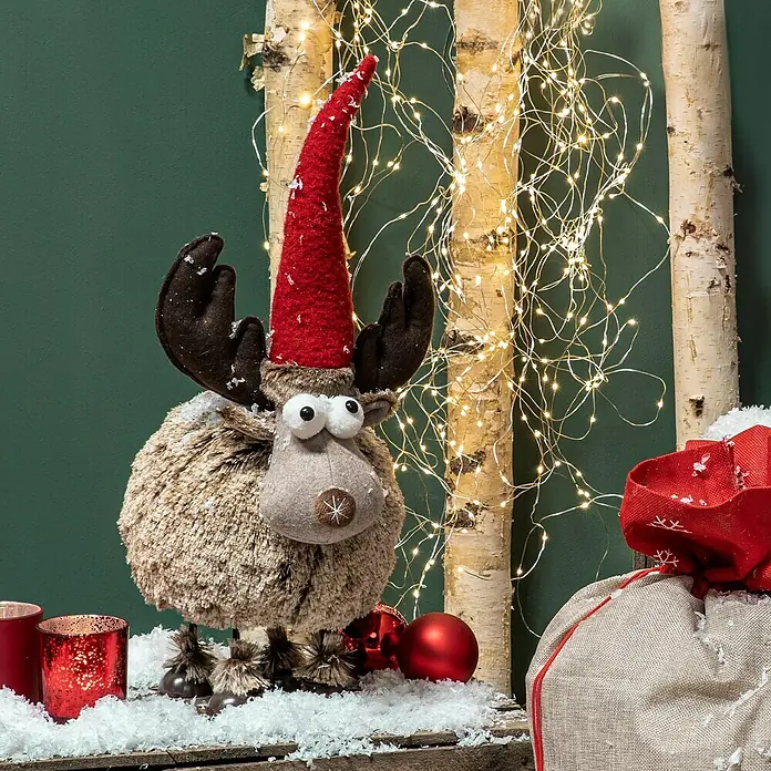 Dekofigur mit Wackeleffekt - L x B x H: 26 x 25 x 53 cm, Textil - Festlicher Elch mit roter Mütze und Weihnachtsdekoration für eine gemütliche Weihnachtsstimmung im Haus.