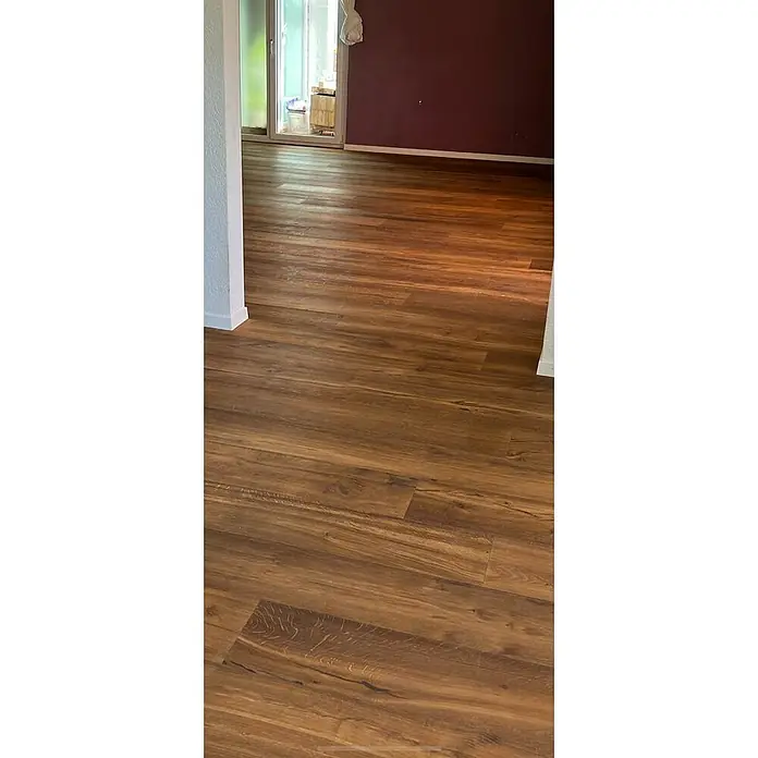 Parkettmuster Eiche Lorenz S300 x 190 x 14 mm, Landhausdiele - Detailaufnahme des hochwertigen Holzbodens, der durch seine natürliche Maserung und warme Farbgebung eine gemütliche Atmosphäre schafft.