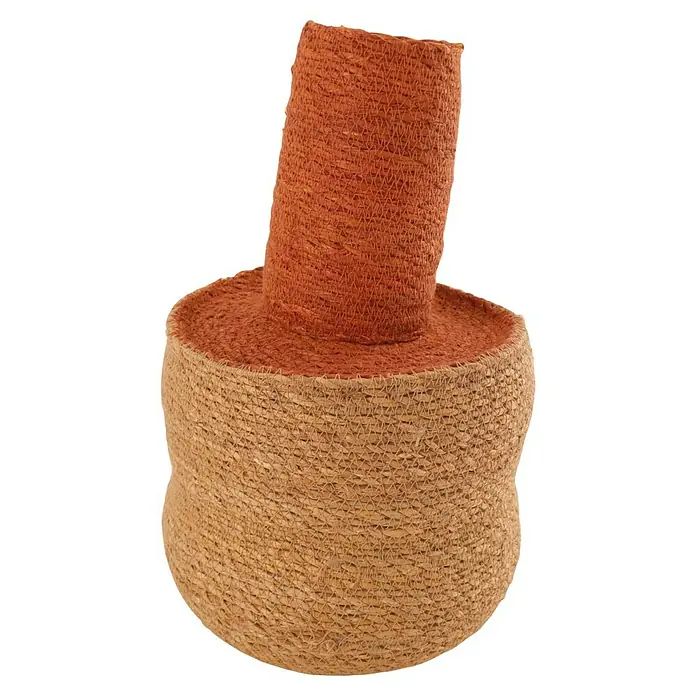 Vase Seegras - Ø x H: 22 x 38 cm, Naturmaterialien, Terrakotta - Das Bild zeigt einen runden Katzenkratzbaum aus Sisal mit einem kürzeren, zylindrischen Kratzelement oben drauf in Rostrot.