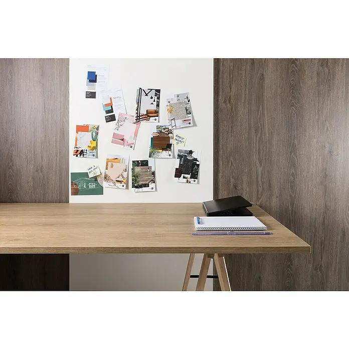 Tischplatte - Robinson Eiche, 80 cm x 80 cm x 25 mm - Der helle Schreibtisch bietet Platz für Notizblock, Lineal und Laptop, während eine Pinnwand mit Inspirationen die Wand schmückt.