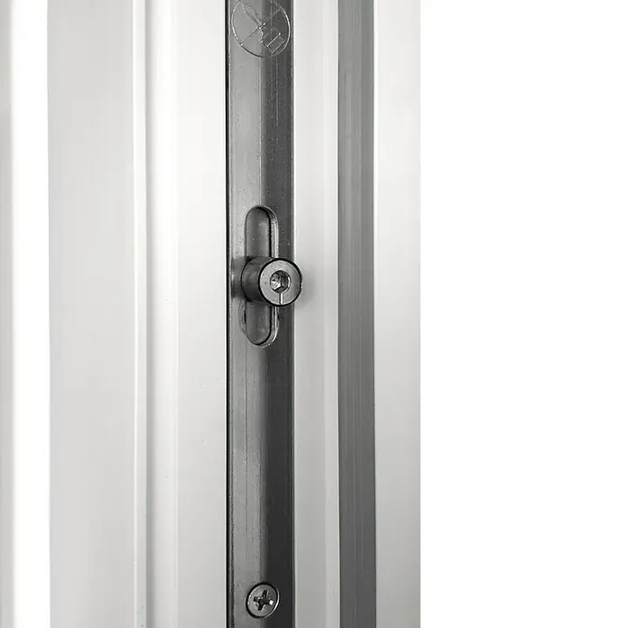 Nebeneingangstür KF-0288 x 198 cm, DIN Anschlag: Rechts, Weiß - Nahaufnahme eines Fensterrahmens mit einem Drehkippbeschlag aus Metall, der für zusätzliche Sicherheit sorgt.