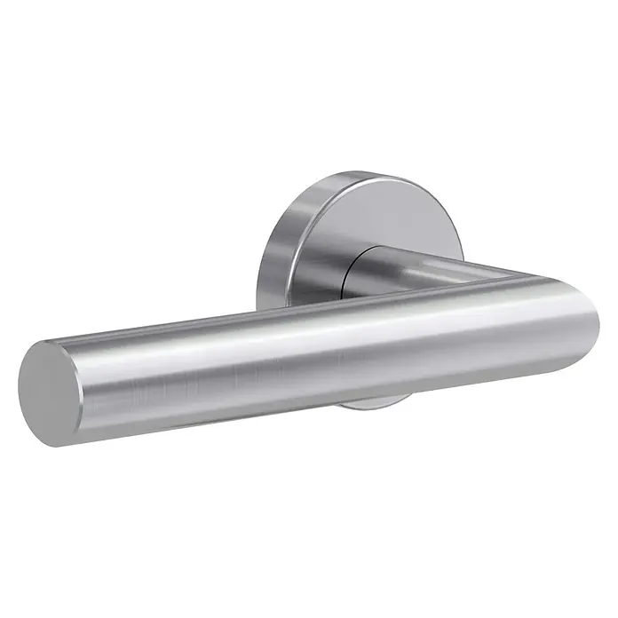 Diamond Doors Zimmertürgarnitur L-Form Premium Smart2Lock links - Stärke Tür: 38 mm - 45 mm, L-Form, Edelstahl matt, DIN Anschlag: Links, Passend für: Türen ohne Schlüssellochbohrung, Türen mit Schlüssellochbohrung benötigen zusätzlich eine Blindrosette - Nahaufnahme eines Türgriffs aus gebürstetem Edelstahl mit zylindrischem Griff und kreisförmiger Rosette vor schwarzem Hintergrund.