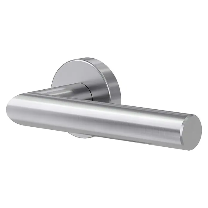 Diamond Doors Modern Zimmertürgarnitur L-Form Premium - Stärke Tür: 38 mm - 45 mm, Edelstahl, L-Form, Edelstahl matt - Nahaufnahme eines modernen, silberfarbenen Türgriffs mit gebürsteter Oberfläche auf schwarzem Hintergrund.