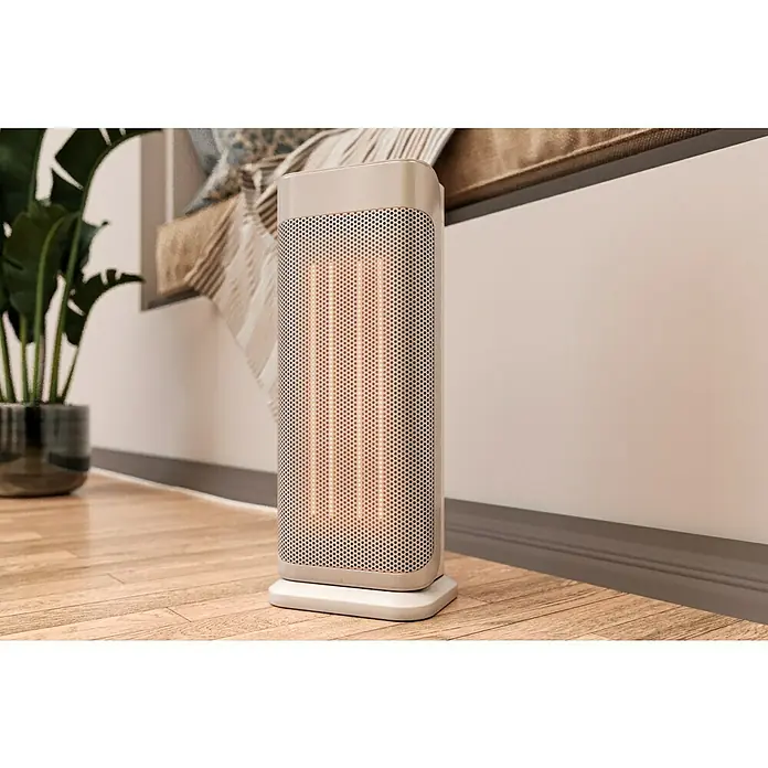 Voltomat HEATING Keramik-Heizlüfter Mini Tower - 2.000 W, Silber, 20,5 x 16,2 x 44,5 cm - Eleganter Heizlüfter in einem Raum mit Holzboden, der Wärme und Stil vereint. Das schlanke Design fügt sich nahtlos in jede Einrichtung ein.