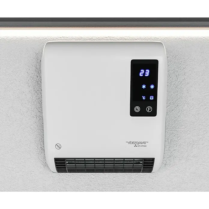 Voltomat HEATING Heizlüfter - 1.000 W - 2.000 W, Weiß, 29,5 x 19 x 31,6 cm, IP22 - Nahaufnahme eines weißen Voltomaten Heizgeräts an einer Wand montiert, mit digitalem Display und Lüftungsgitter für effiziente Raumheizung.