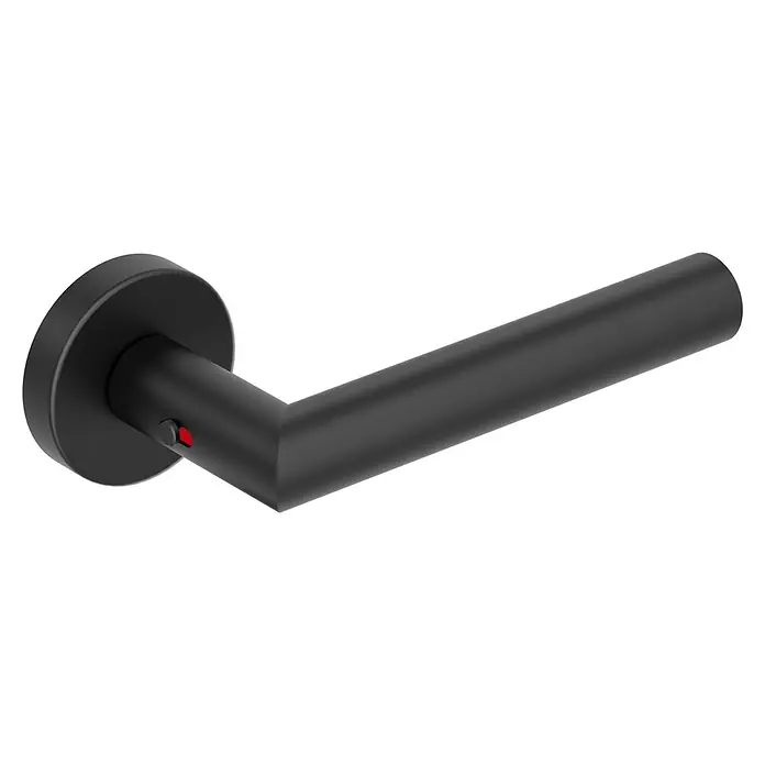 Diamond Doors Zimmertürgarnitur L-Form Premium Smart2Lock rechts - Stärke Tür: 38 mm - 45 mm, L-Form, Schwarz, DIN Anschlag: Rechts, Passend für: Türen ohne Schlüssellochbohrung, Türen mit Schlüssellochbohrung benötigen zusätzlich eine Blindrosette - Nahaufnahme eines modernen, mattschwarzen Türgriffs mit einer runden Rosette und einem kleinen roten Knopf zur Verriegelung.