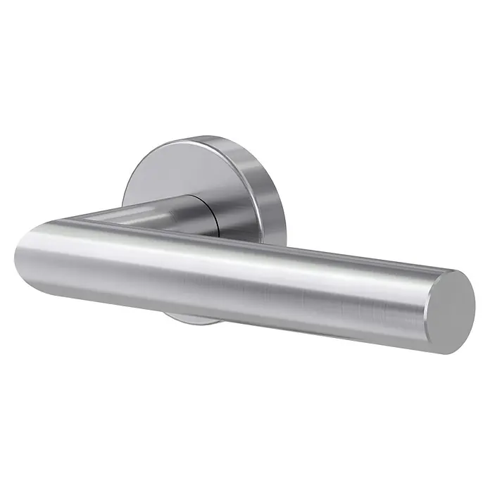 Diamond Doors Zimmertürgarnitur L-Form Premium Smart2Lock rechts - Stärke Tür: 38 mm - 45 mm, L-Form, Edelstahl matt, DIN Anschlag: Rechts, Passend für: Türen ohne Schlüssellochbohrung, Türen mit Schlüssellochbohrung benötigen zusätzlich eine Blindrosette - Nahaufnahme eines silbernen, zylindrischen Türgriffs mit runder Basis vor einem neutralen, schwarzen Hintergrund.