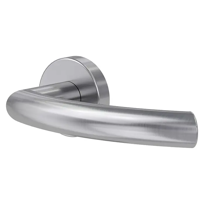 Diamond Doors Zimmertürgarnitur Wisconsin Smart2Lock rechts - Stärke Tür: 38 mm - 45 mm, L-Form, Edelstahl matt, DIN Anschlag: Rechts, Passend für: Türen ohne Schlüssellochbohrung, Türen mit Schlüssellochbohrung benötigen zusätzlich eine Blindrosette - Nahaufnahme eines silbernen Türgriffs. Der Türgriff ist aus Metall und hat eine runde Form. Der Hintergrund ist schwarz.