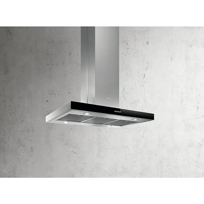 Elica Campana para isla Joye A - Ancho: 89,8 cm, Máx. Potencia del ventilador en modo extracción: 713 m³/h, Acero/Negro - Primer plano de una moderna campana extractora de acero inoxidable con panel de control negro e iluminación integrada contra una pared de hormigón.