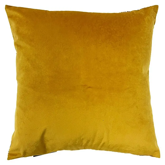 Kissen Sanja - Chai Tea, 45 x 45 cm, 80 % Polyester, 20 % Viscose - Ein quadratisches, goldenes Samtkissen mit einer glatten, luxuriösen Oberfläche, das Komfort und Stil in jedes Interieur bringt.