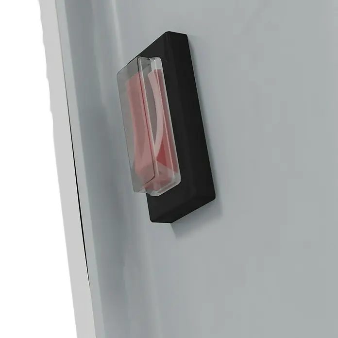 Voltomat HEATING Heizlüfter - 1.000 W - 2.000 W, Weiß, 29,5 x 19 x 31,6 cm, IP22 - Ein roter Feueralarmknopf mit einer transparenten Schutzabdeckung, montiert an einer grauen Wand, für den Notfallgebrauch.