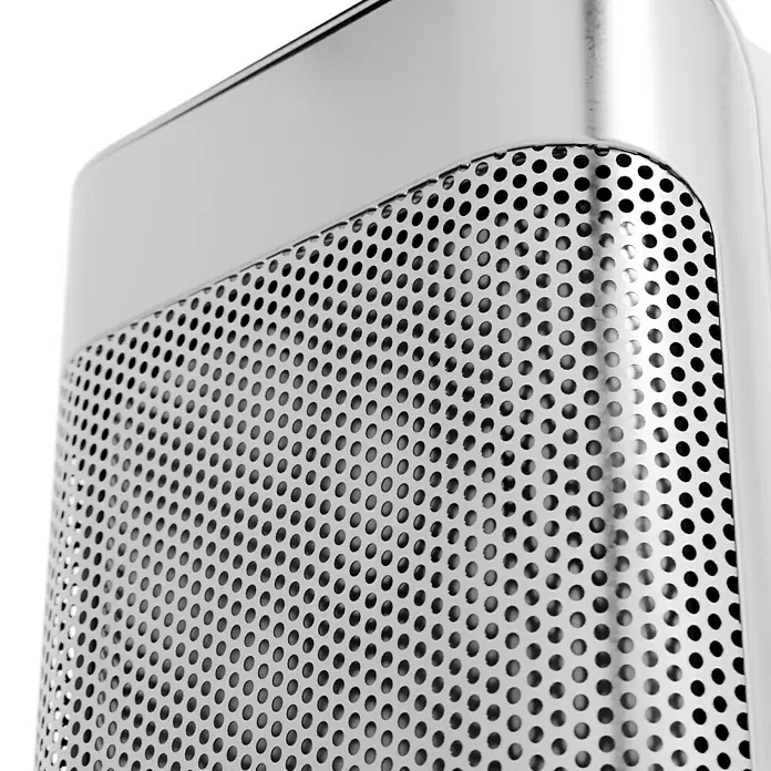 Voltomat HEATING Keramik-Heizlüfter Mini Tower - 2.000 W, Silber, 20,5 x 16,2 x 44,5 cm - Detailaufnahme eines modernen, silberfarbenen Heizlüfters mit perforierter Oberfläche.