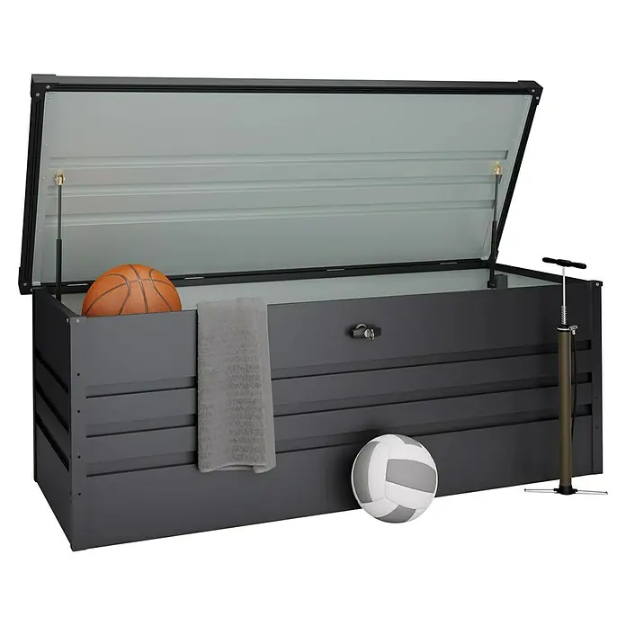 Hoggar Garten-Aufbewahrungsbox Sveg - L x B x H: 165 x 70 x 62 cm, Anthrazit - Eine graue Gartenbox mit geöffnetem Deckel, gefüllt mit einem Basketball und einem Handtuch, neben einem Volleyball und einer Pumpe.