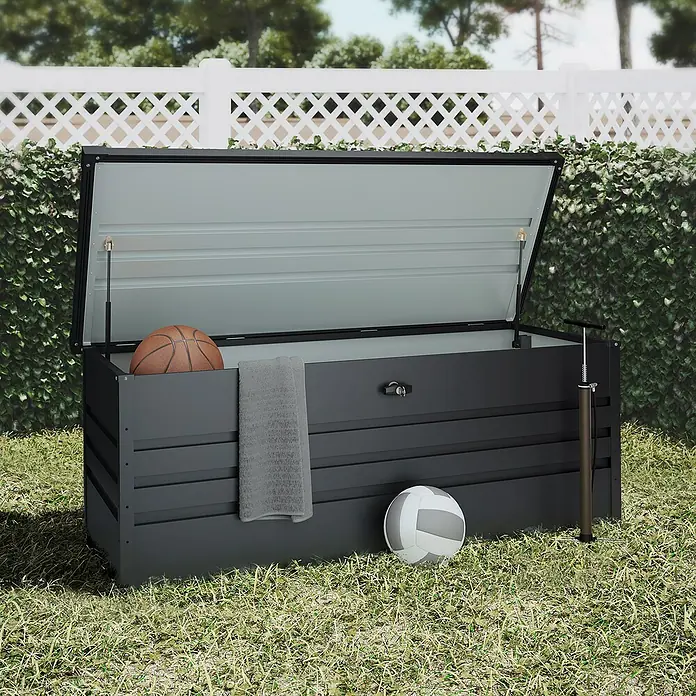 Hoggar Garten-Aufbewahrungsbox Sveg - L x B x H: 165 x 70 x 62 cm, Anthrazit - Eine offene, graue Aufbewahrungsbox im Freien mit Sportgeräten. Ideal für die Lagerung im Garten.