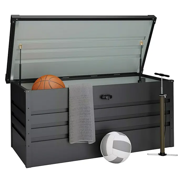 Hoggar Garten-Aufbewahrungsbox Sveg - L x B x H: 120 x 61 x 62 cm, Anthrazit - Geräumige, anthrazitfarbene Outdoor-Aufbewahrungsbox mit Basketball, Handtuch, Volleyball und Luftpumpe.