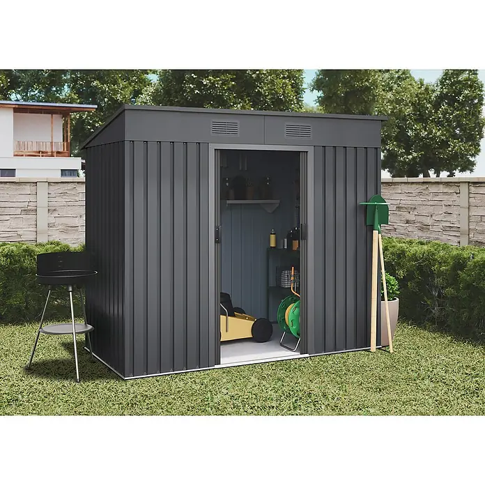 Hoggar Gerätehaus Oulu - Außenmaß inkl. Dachüberstand (B x T): 238 x 130 cm, Stahl, Grau, Grundfläche: 3,14 m² - Ein graues Metallgartenhaus mit geöffneter Schiebetür, Grill und Gartengeräten im Garten.