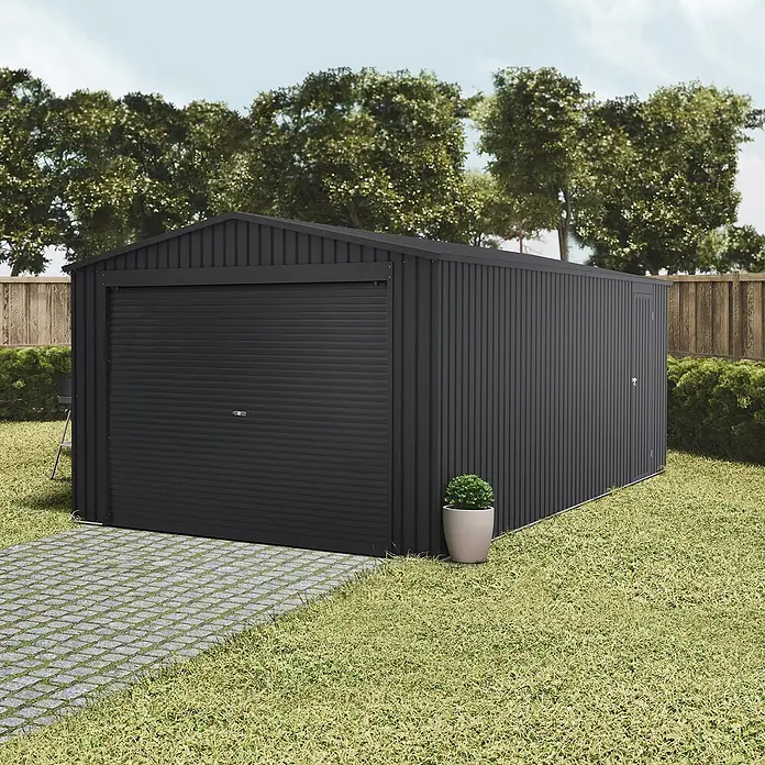 Hoggar Garaje Vastra - Medidas ext. (An x Pr): 340 x 574 cm, Antracita, Acero, 19,5 m² - Cobertizo metálico de jardín con puerta enrollable y puerta lateral, ideal para guardar herramientas y equipos de jardinería al aire libre.