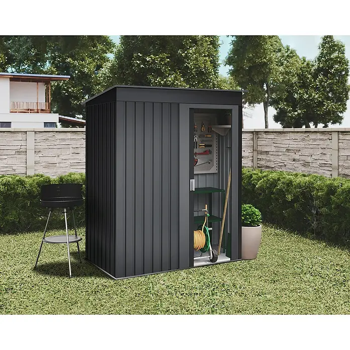 Hoggar Geräteschrank Hede - Außenmaß inkl. Dachüberstand (B x T): 162 x 86 cm, Anthrazit, Stahl, 1,39 m² - Ein geräumiges, anthrazitfarbenes Gartenhaus mit geöffneter Tür, das verschiedene Werkzeuge und Gartengeräte zeigt.