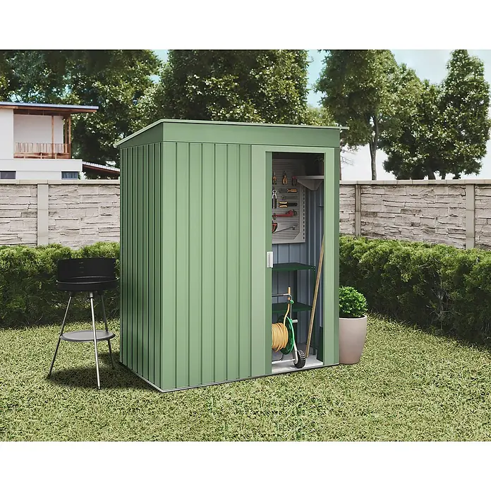 Hoggar Geräteschrank HedeAußenmaß inkl. Dachüberstand (B x T): 162 x 86 cm, Grün, Stahl, 1,39 m² - Ein grüner Geräteschuppen steht im Garten, die Tür ist offen und zeigt Werkzeuge und Regale. Ein Grill und eine Pflanze stehen daneben.