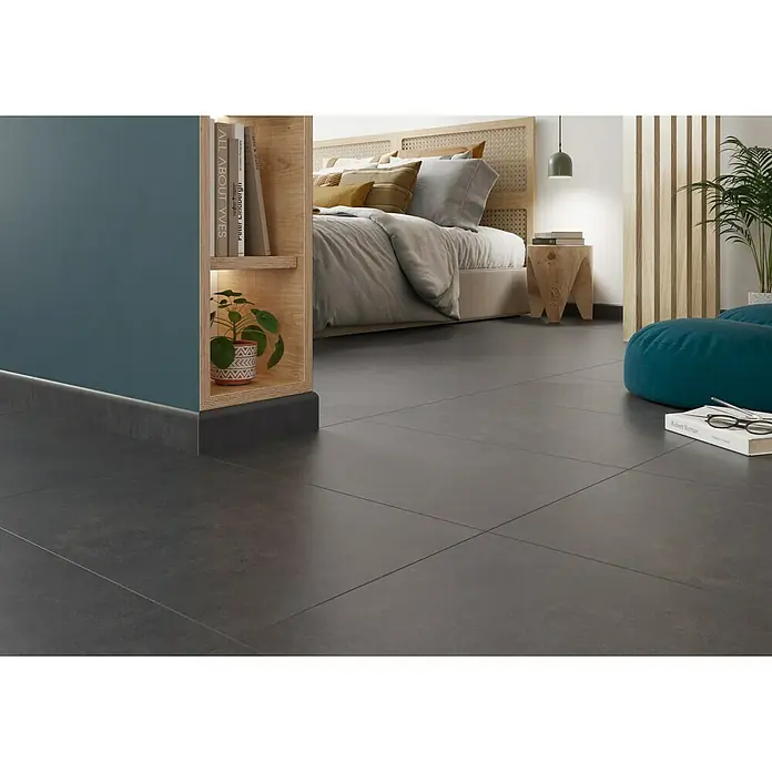 Feinsteinzeugfliese Classico Nero - 44 x 66 cm, Schwarz, Matt - Das Bild zeigt ein stilvolles Schlafzimmer mit modernen grauen Bodenfliesen, die eine elegante und zeitgemäße Atmosphäre schaffen.