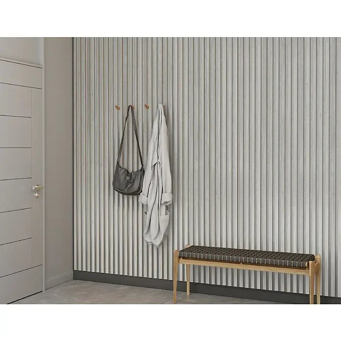 Panel acústico decorativo Premium Light - 250 x 30 x 1,1 cm, Roble blanco - Un elegante armario con un bolso gris y un abrigo claro en los colgadores, complementado con un banco estiloso.