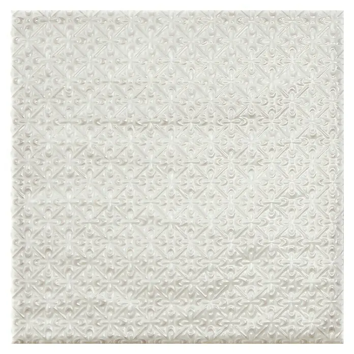 BHS Showroom Revestimiento de pared Rain Decor - 22,3 x 22,3 cm, Bianco, Brillante - Primer plano de una elegante baldosa de pared blanca con un estampado floral en relieve, que ofrece un diseño sutil pero atractivo.