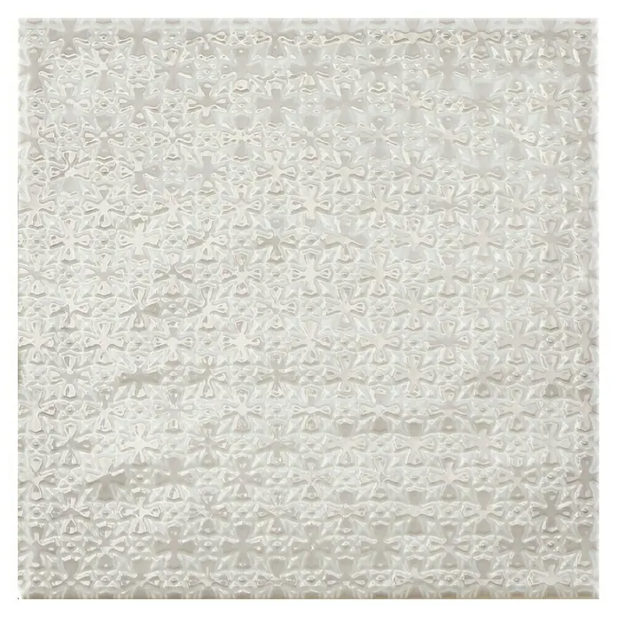 BHS Showroom Revestimiento de pared Rain Decor - 22,3 x 22,3 cm, Bianco, Brillante - Primer plano de una superficie blanca texturizada con un patrón floral repetitivo. Perfecto para añadir profundidad y textura.