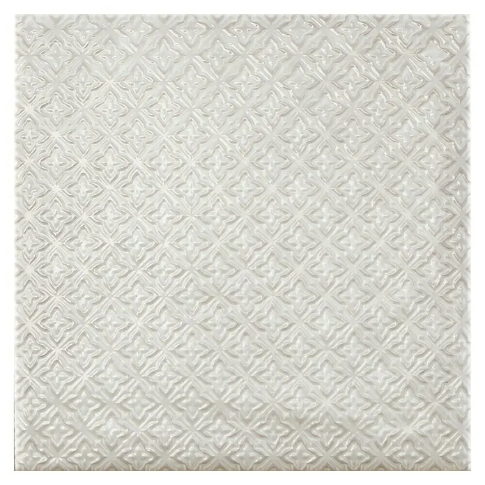 BHS Showroom Revestimiento de pared Rain Decor - 22,3 x 22,3 cm, Bianco, Brillante - Primer plano de una baldosa blanca texturizada con un patrón delicado y repetitivo, ideal para añadir elegancia a cualquier pared.