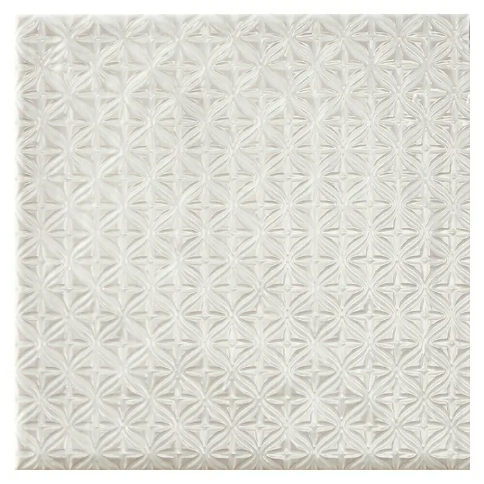 BHS Showroom Revestimiento de pared Rain Decor - 22,3 x 22,3 cm, Bianco, Brillante - Primer plano de una baldosa cerámica blanca texturizada que presenta un patrón repetitivo intrincado. Ideal para baños o cocinas modernos.