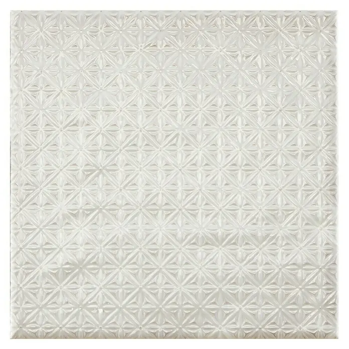 BHS Showroom Revestimiento de pared Rain Decor - 22,3 x 22,3 cm, Bianco, Brillante - Detalle de una baldosa blanca cuadrada con un intrincado patrón geométrico, ideal para dar textura a interiores modernos.